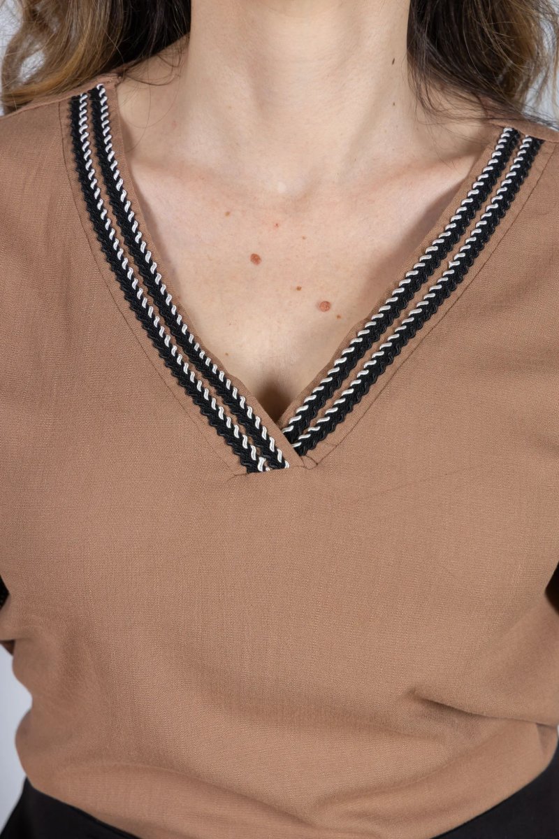 Blusa Manga Curta Decote em "V" em Visco Linen com Bordado Contrastante Helen Marrom - Image 9