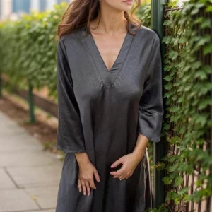 Vestido Dominique™ em Viscose Acetinada com Gola V Estruturada / Sofisticação Minimalista com Toques de Elegância Atemporal!